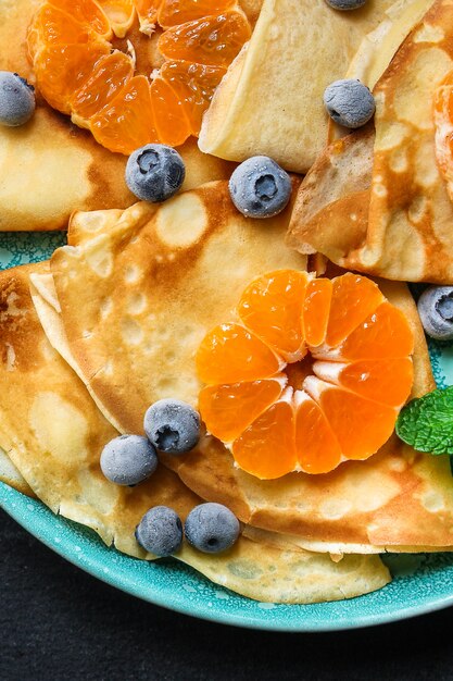 crepes com frutas cítricas, geléia e frutas