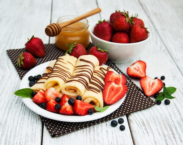 Crepes com morangos e calda de chocolate