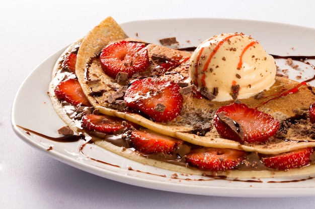 Crepes com morangos e chocolate.