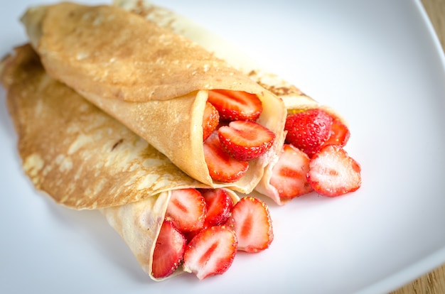 Crepes com morangos frescos