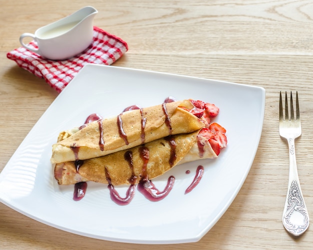 Crepes com morangos frescos