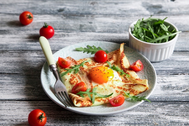 Crepes com ovos, queijo, folhas de rúcula e tomate