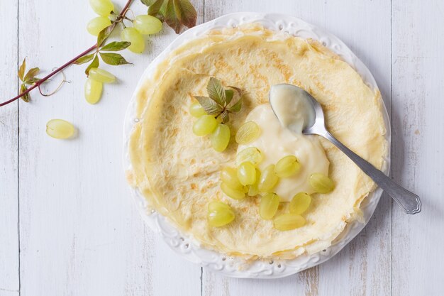 Crepes com uva e creme pasteleiro