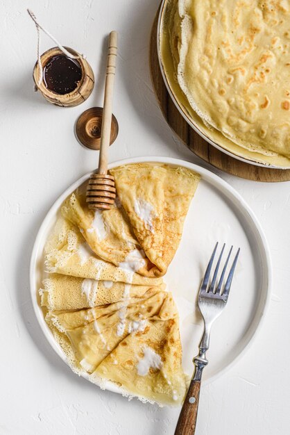 crepes con crema agria y miel