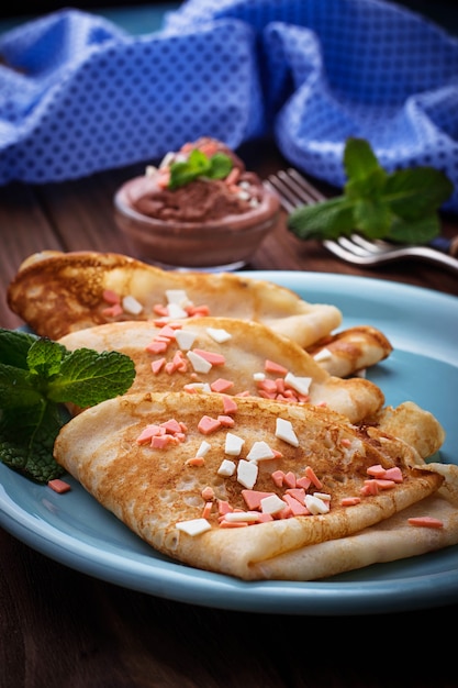 Crepes doces com pedaços de chocolate.