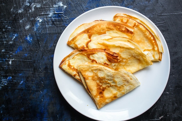 Crepes, dünne Pfannkuchen gesundes Frühstück