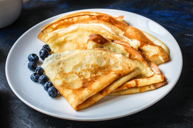 Crepes, dünne Pfannkuchen gesundes Frühstück