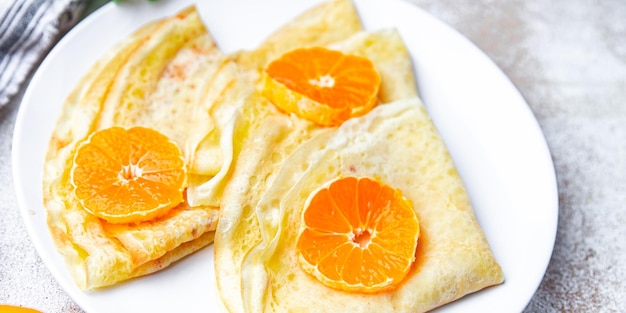 Crêpes dünne Pfannkuchen Zitrusfrüchte Fastnacht Urlaub Maslenitsa süßes Dessert Frühstück Pfannkuchen gesund