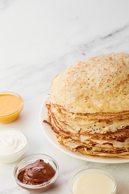 Foto crepes con dulce panqueques con aditivos dulces pasta de chocolate mermelada de mantequilla de maní