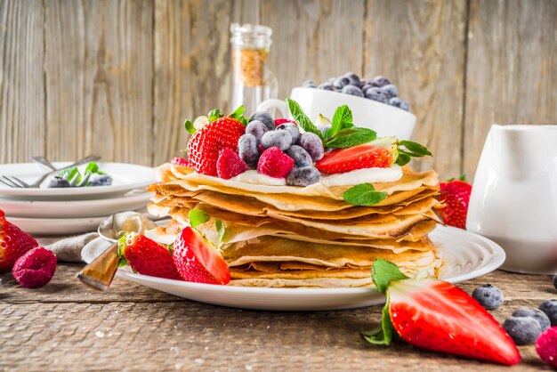 Crepes dulces con frutas del bosque