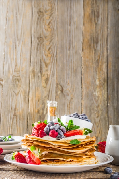 Crepes dulces con frutas del bosque