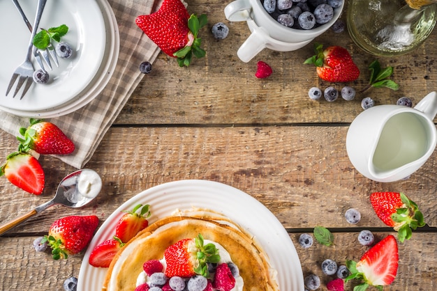 Crepes dulces con frutas del bosque