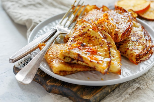 Crepes finos com molho de laranja