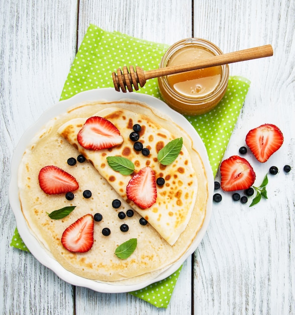 Crepes con fresas y arándanos.