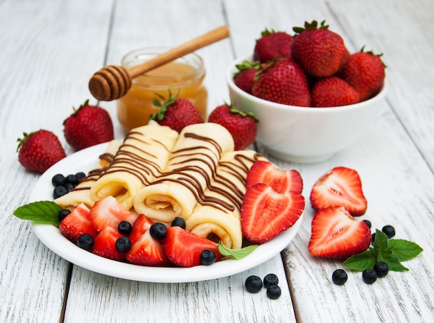 Crepes con fresas y salsa de chocolate.