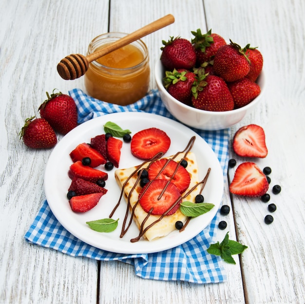 Crepes con fresas y salsa de chocolate.