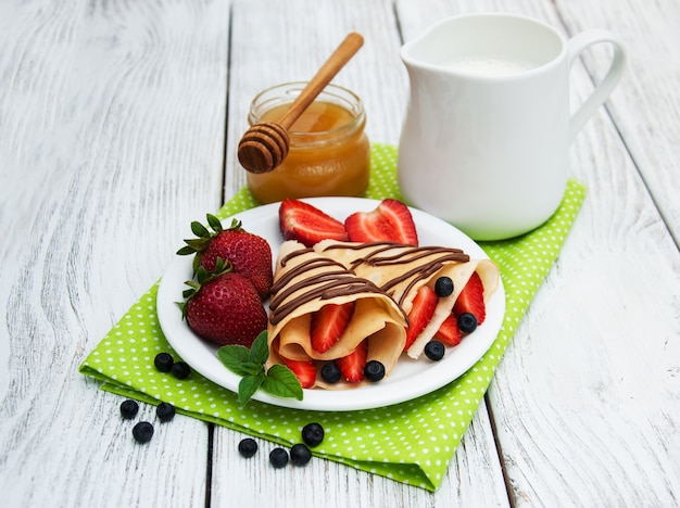 Crepes con fresas y salsa de chocolate.