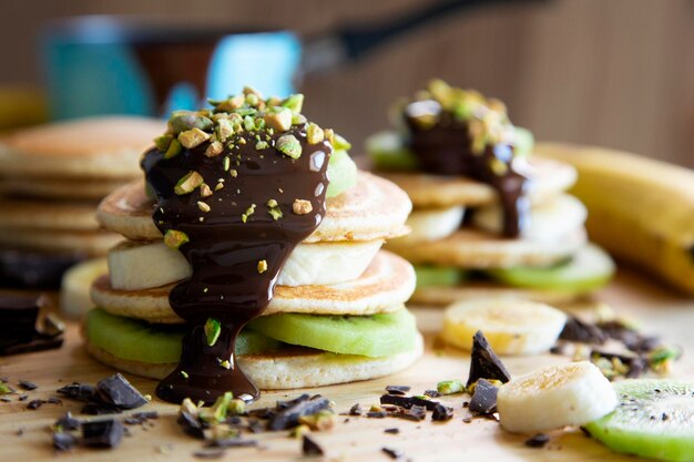 Crepes con fruta fresca como plátano, fresas o kiwi con una cubierta de chocolate negro.