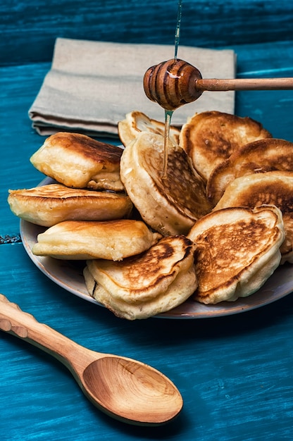 Foto las crepes lloviznaron con el atasco en el tablero de madera azul.