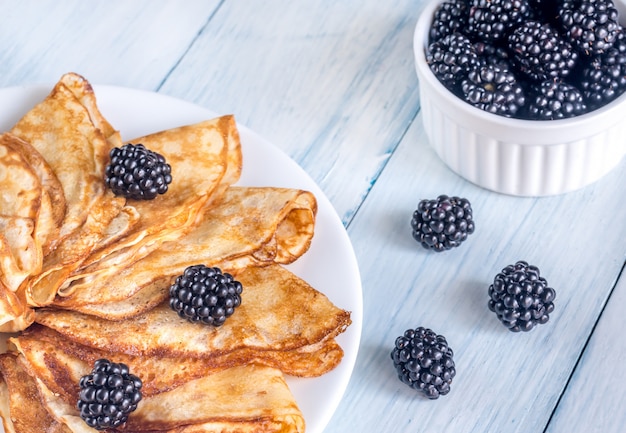 Crepes mit Brombeeren auf dem Holztisch