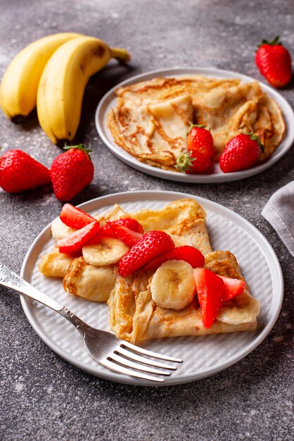 Crepes mit Erdbeeren und Bananen