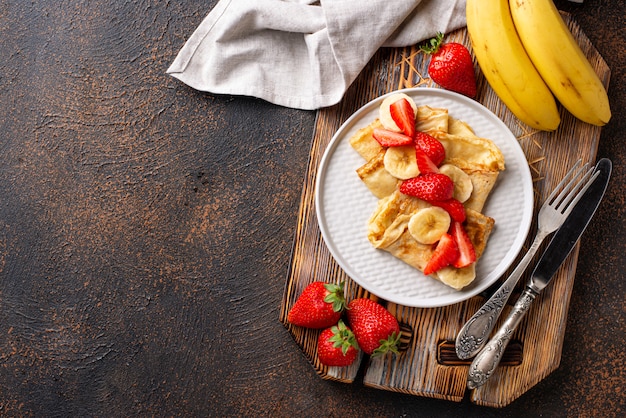 Crepes mit Erdbeeren und Bananen