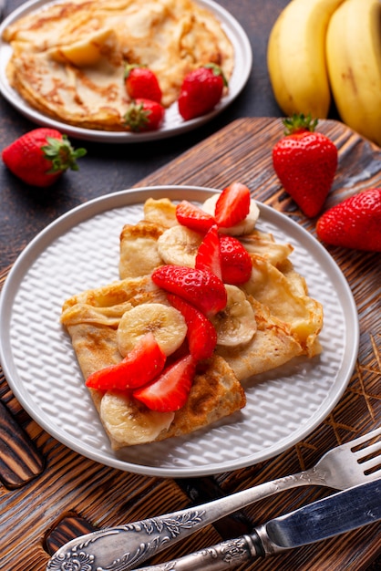 Crepes mit Erdbeeren und Bananen