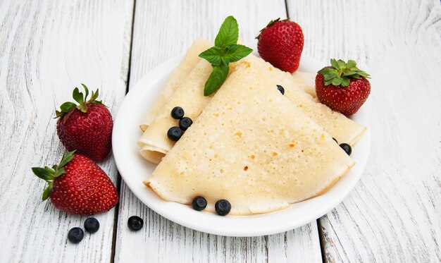 Crepes mit Erdbeeren und Heidelbeeren