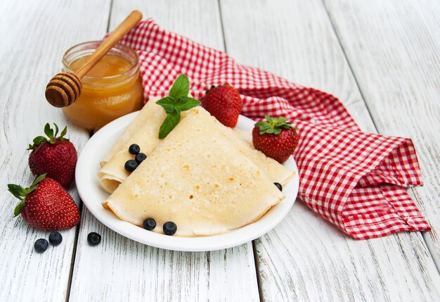 Crepes mit Erdbeeren und Heidelbeeren