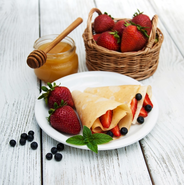 Crepes mit Erdbeeren und Heidelbeeren