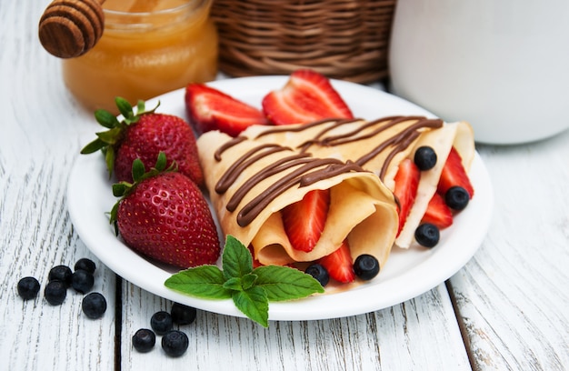 Crepes mit Erdbeeren und Schokoladensauce