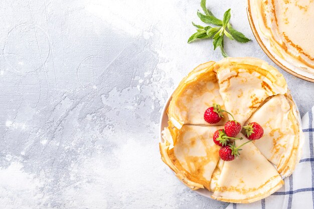 Crepes mit frischen Beeren auf einem Teller