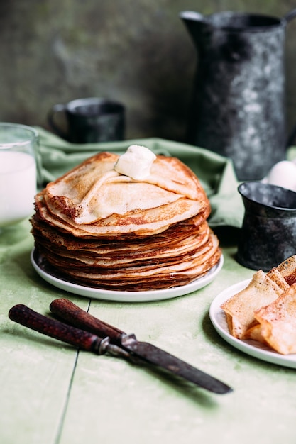 Crêpes mit hausgemachtem Hüttenkäse, Himbeeren ein grauer Teller