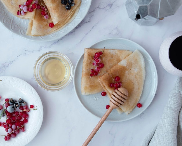 Crêpes mit Honig und roten Johannisbeeren von oben