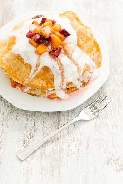 Crepes mit Obst und Sahne