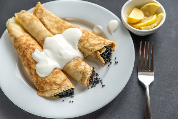 Crepes mit schwarzem Kaviar