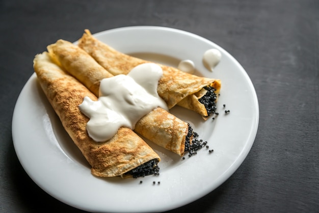 Crepes mit schwarzem Kaviar