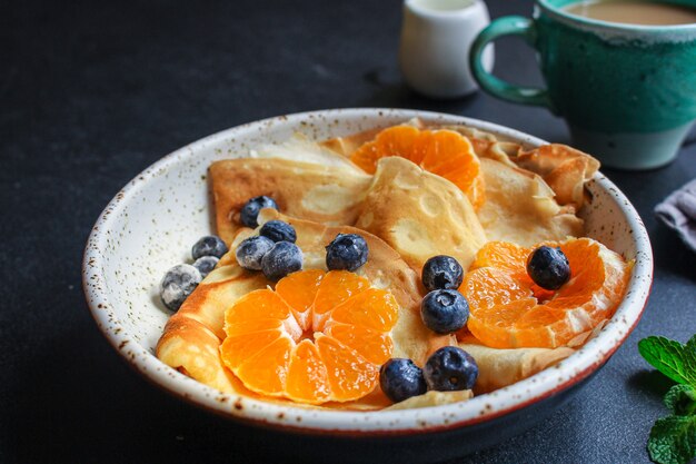 Crepes mit Zitrusfrüchten, Marmelade und Beeren