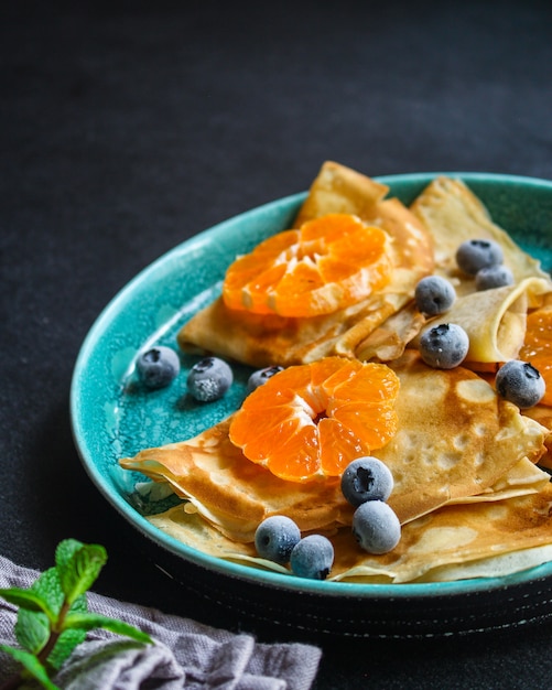 Crepes mit Zitrusfrüchten, Marmelade und Beeren