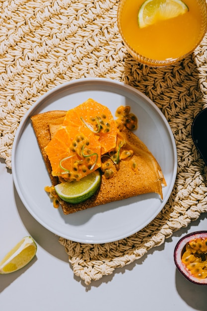 Foto crepes o tortitas finas con maracuyá y lima