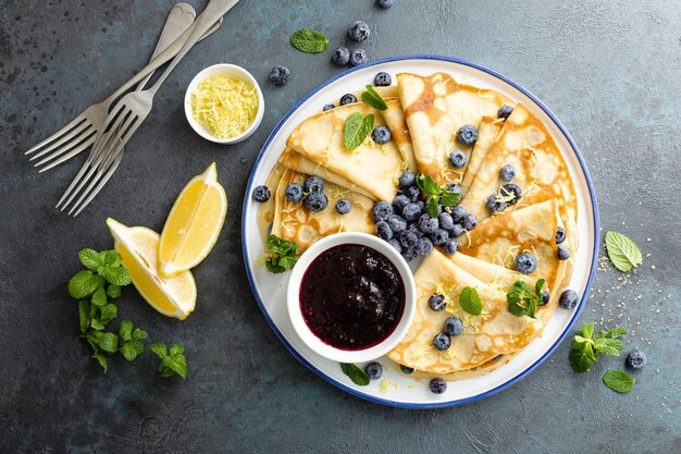 Crepes panquecas finas com geléia de mirtilo e frutas frescas com raspas de limão