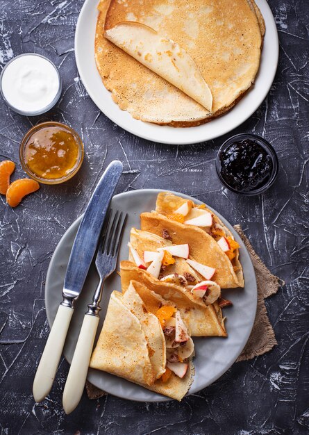 Crepes de panqueques con diferentes frutas y chocolate.