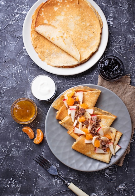 Crepes de panqueques con diferentes frutas y chocolate.