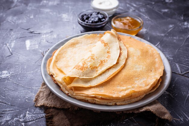 Crepes De Panqueques Con Mermelada Y Crema Diferentes