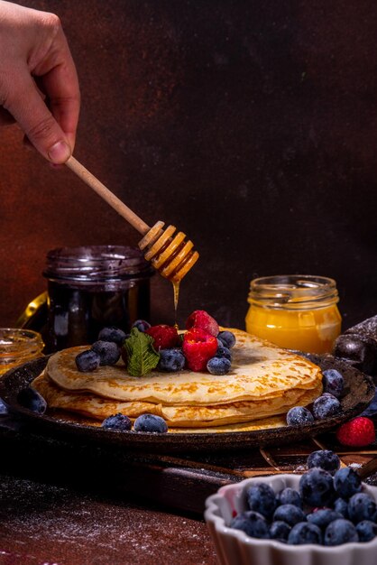 Crêpes-Pfannkuchen mit Beeren