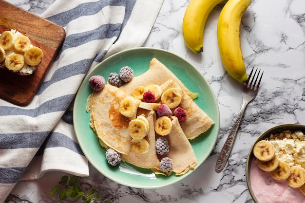 Foto crepes planos leigos com mistura de frutas