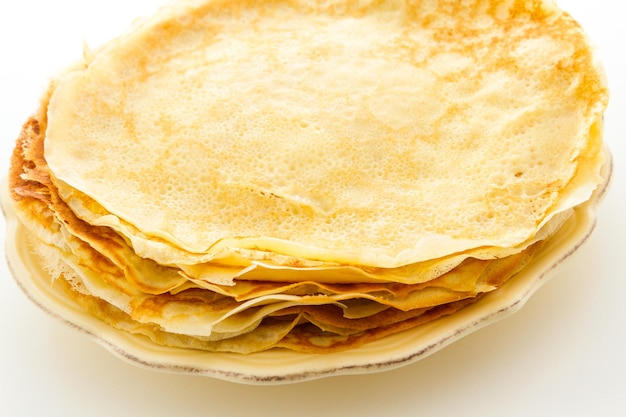 Crepes recém-caseiros em um fundo branco.