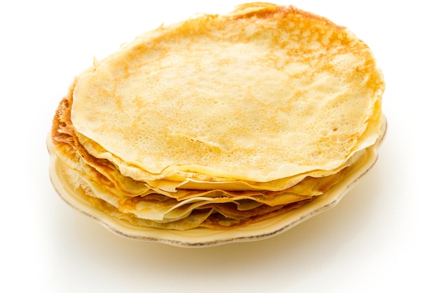 Crepes recém-caseiros em um fundo branco.