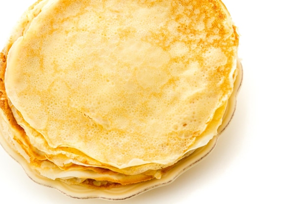 Crepes recém-caseiros em um fundo branco.