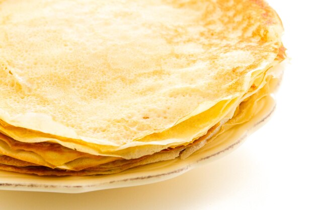 Crepes recém-caseiros em um fundo branco.